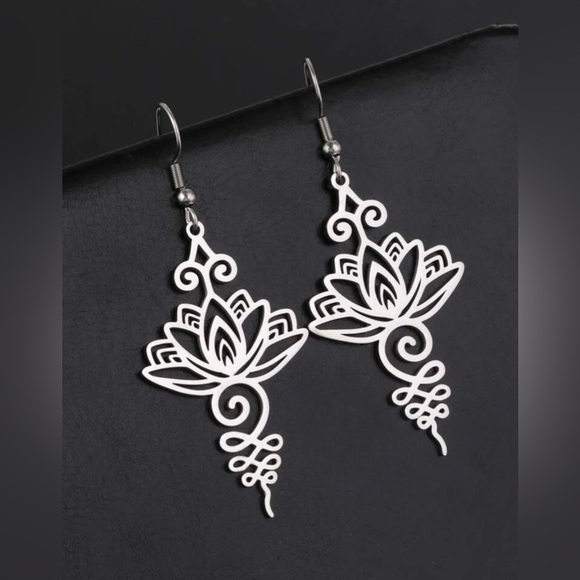 Jewelry - 🪷316 Surgical Stainless Steel Hallowed Flower Dangle Earrings NWT